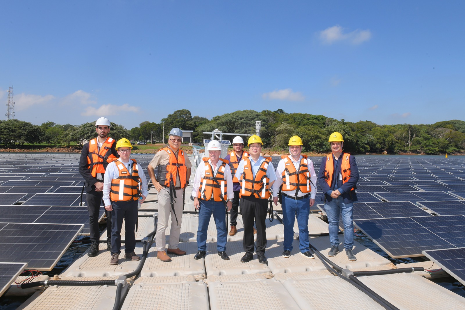 Embajador de Japón se interiorizó sobre labor del PTI-PY y operación de la Planta Solar Flotante