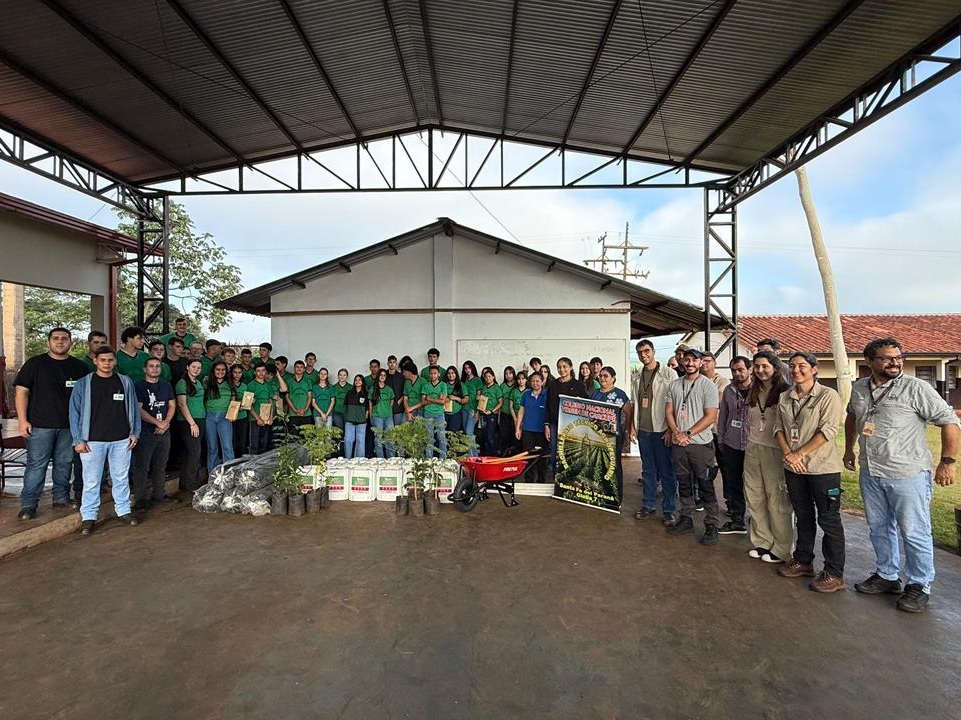 Equipo ambiental de ITAIPU dictó charla y entregó insumos agrícolas en escuela de Santa Fe del Paraná