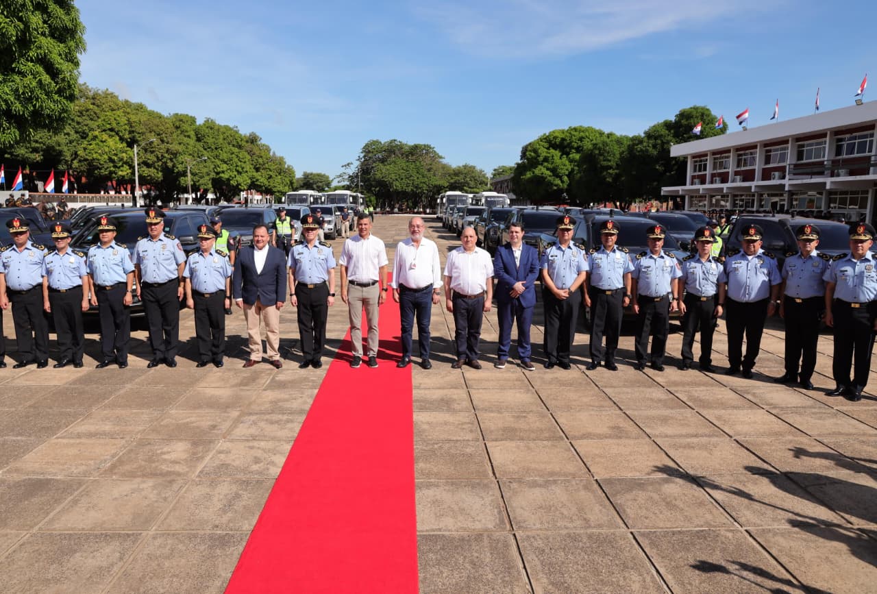 Gobierno entregó nuevo lote de equipos y vehículos a la Policía Nacional con apoyo de ITAIPU