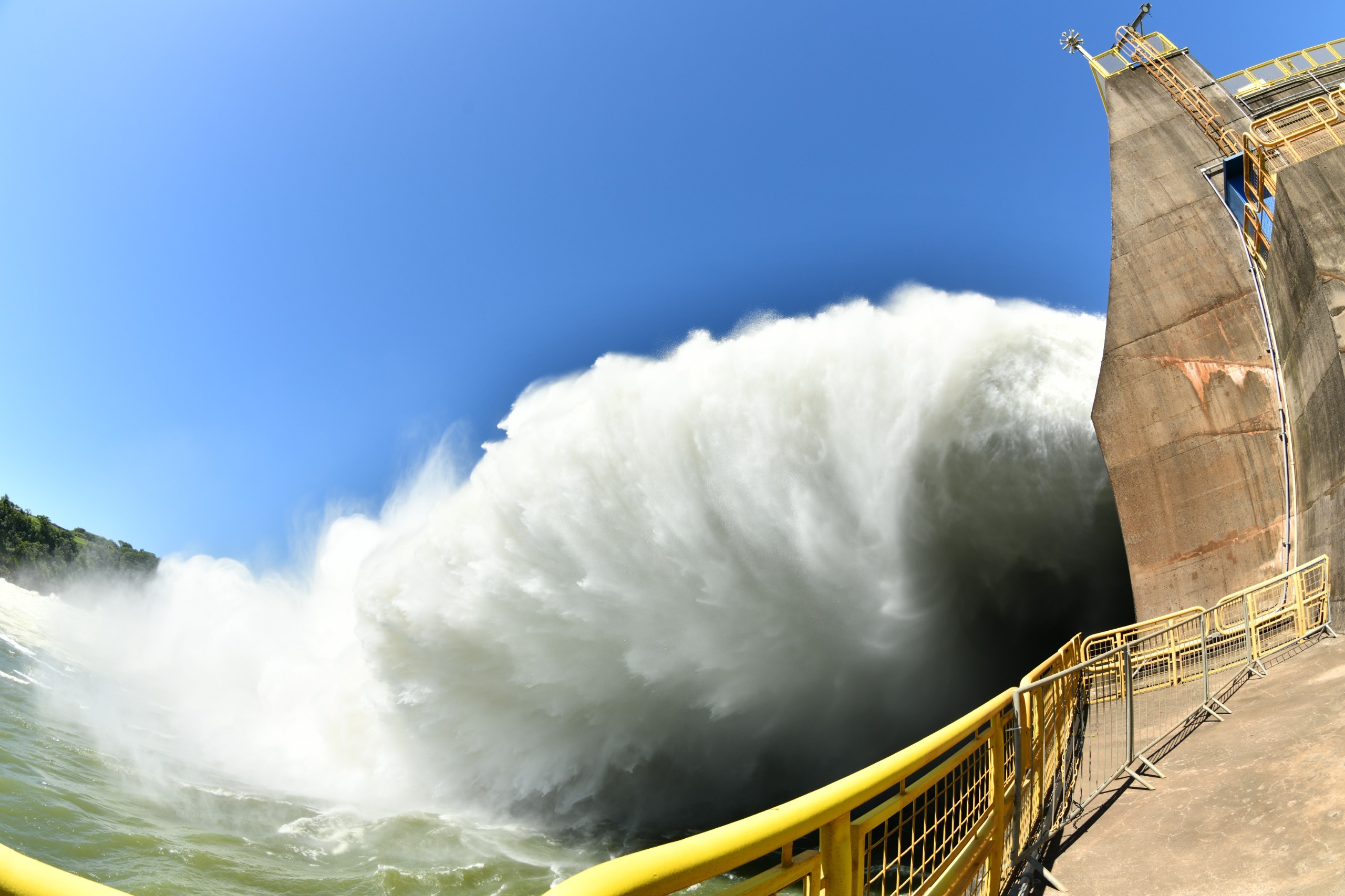 ITAIPU impulsa iniciativas de cuidado y mejoramiento de la calidad del agua de su embalse
