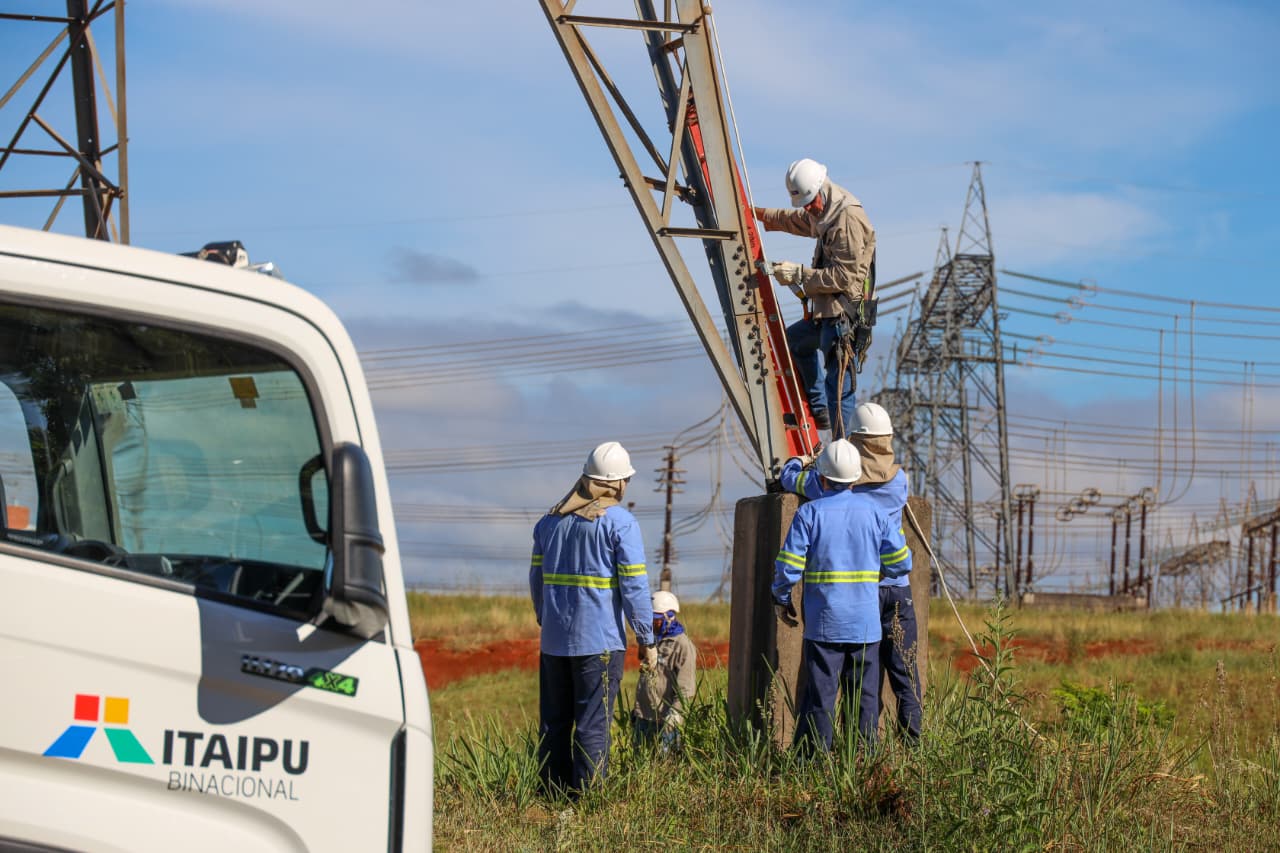 Técnicos de ITAIPU se capacitan en mantenimiento de líneas de transmisión
