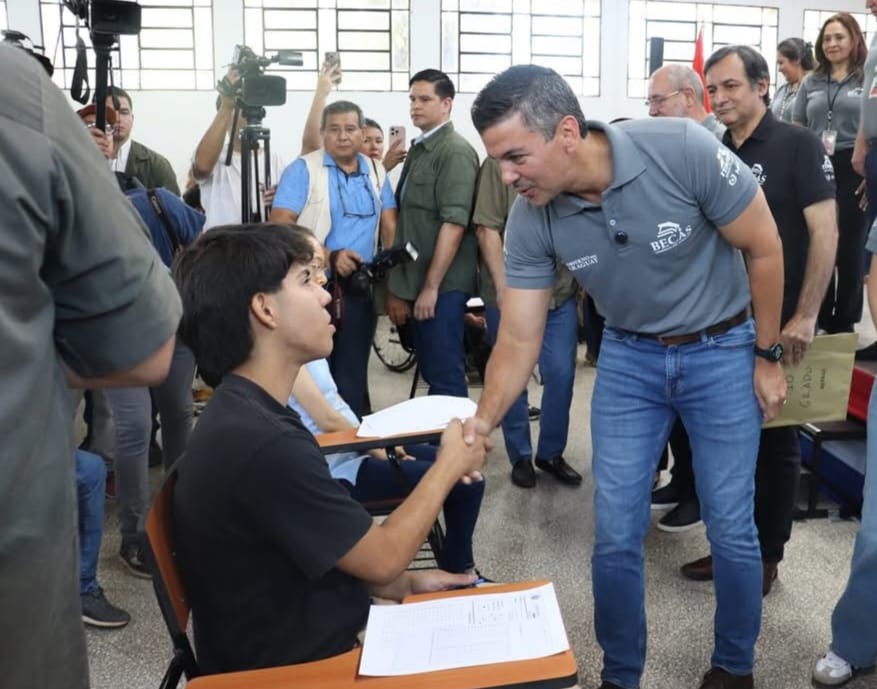 Gobierno incrementa a casi 7.600 las becas garantizando oportunidad y cobertura educativa a la juventud paraguaya