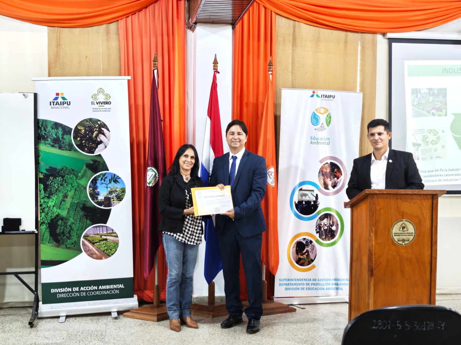 Técnicos de ITAIPU brindaron charlas ambientales a universitarios de Caaguazú