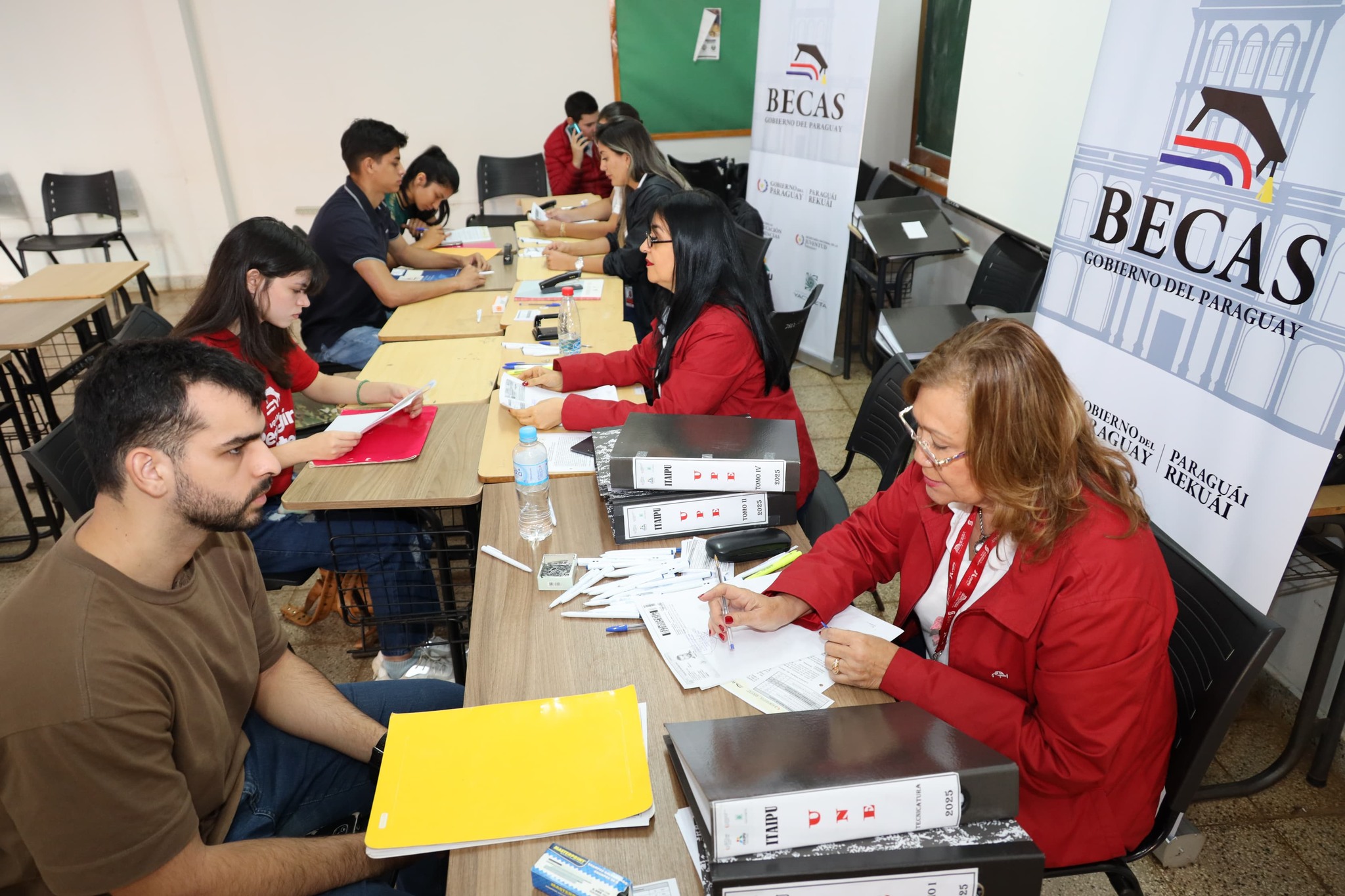 Convocan a jóvenes favorecidos con becas del Gobierno para firma del Acuerdo de Compromiso