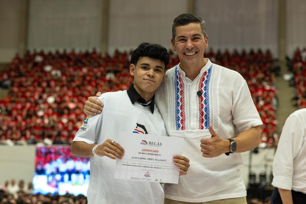 Nuevos becarios del Gobierno contarán con buses en 17 localidades para asistir a la entrega de certificados