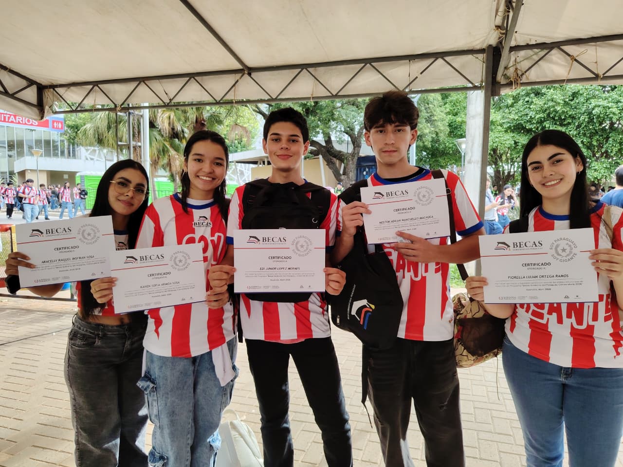 Becarios del Gobierno recibieron emocionados sus certificados y agradecieron al presidente por ampliar cupos