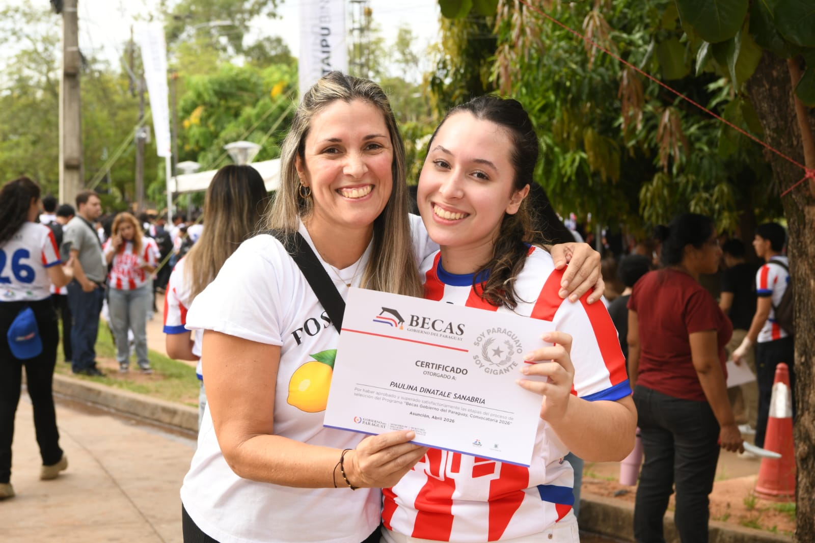 Padres orgullosos acompañaron a sus hijos en jornada de entrega de becas y valoraron iniciativa del Gobierno
