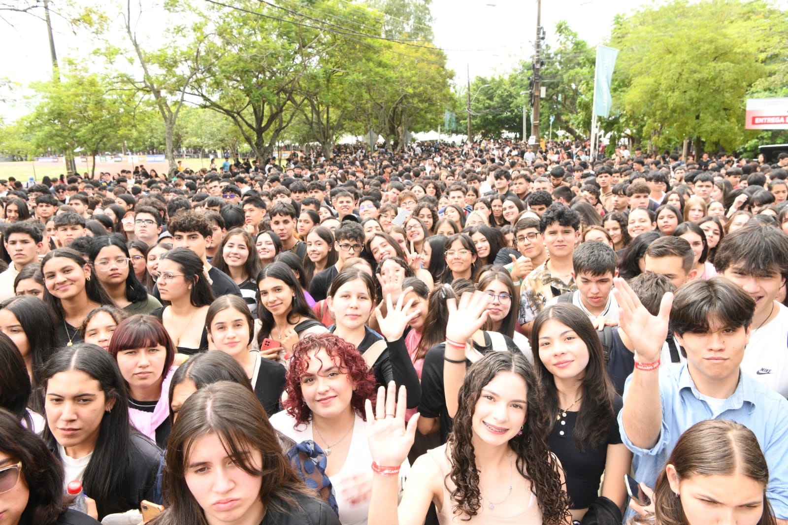 Gran despliegue logístico interinstitucional permitió movilizar a miles de becarios para recibir sus certificados