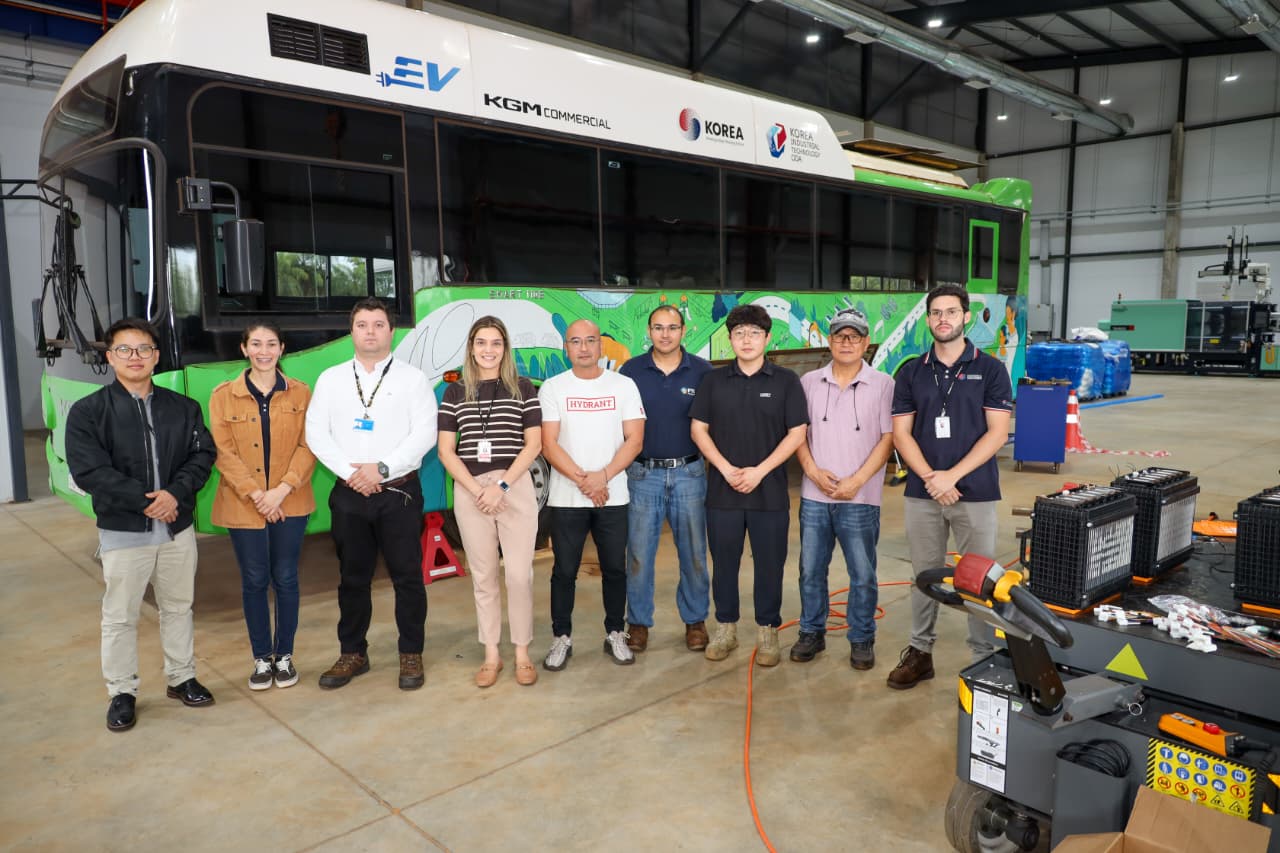 Técnicos coreanos realizan mantenimiento de buses eléctricos y capacitan a profesionales de ITAIPU