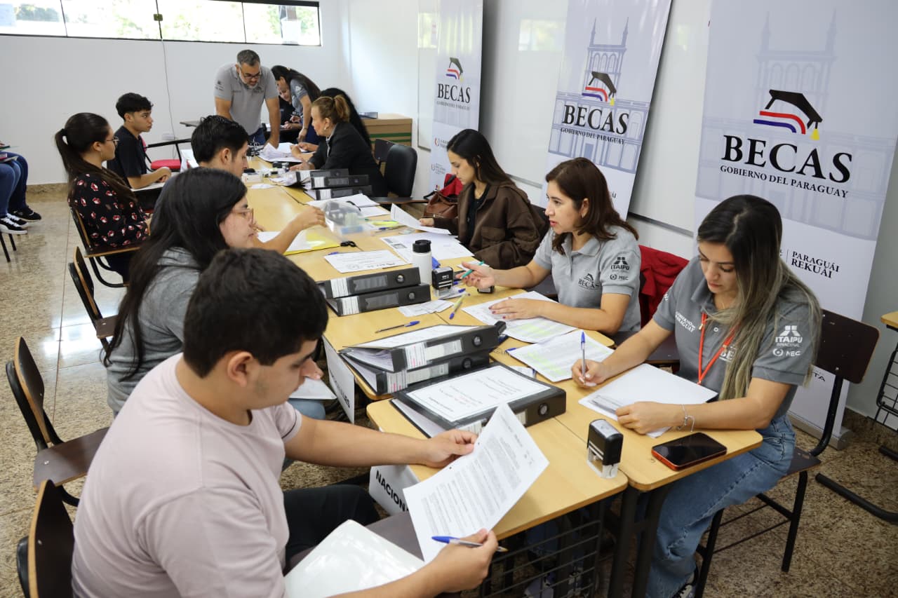 Jóvenes favorecidos con las becas del Gobierno firman el Acuerdo de Compromiso en las diversas sedes desde hoy