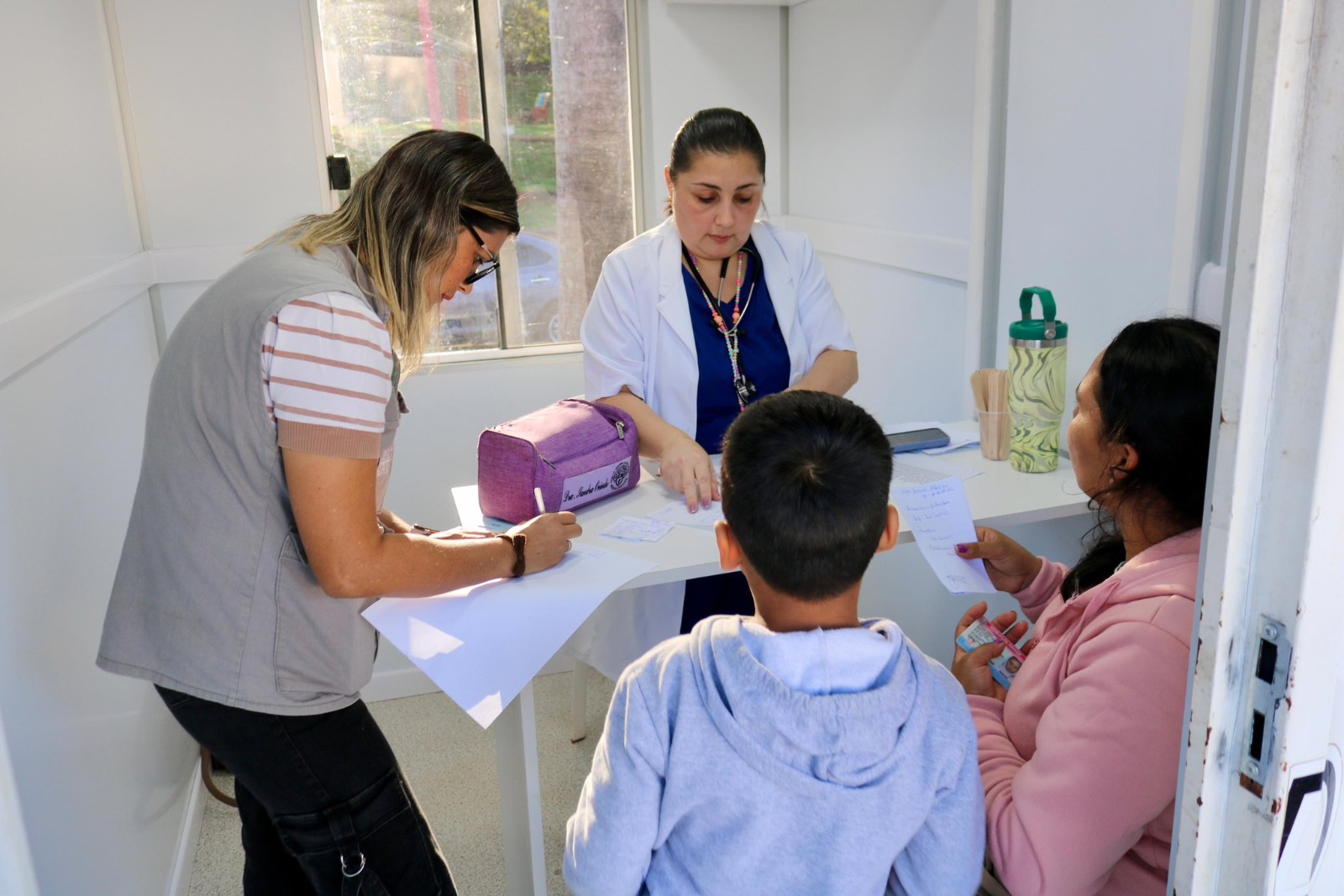 Ciudad Mujer Móvil brinda servicios esenciales a los pobladores del Guairá con apoyo de ITAIPU