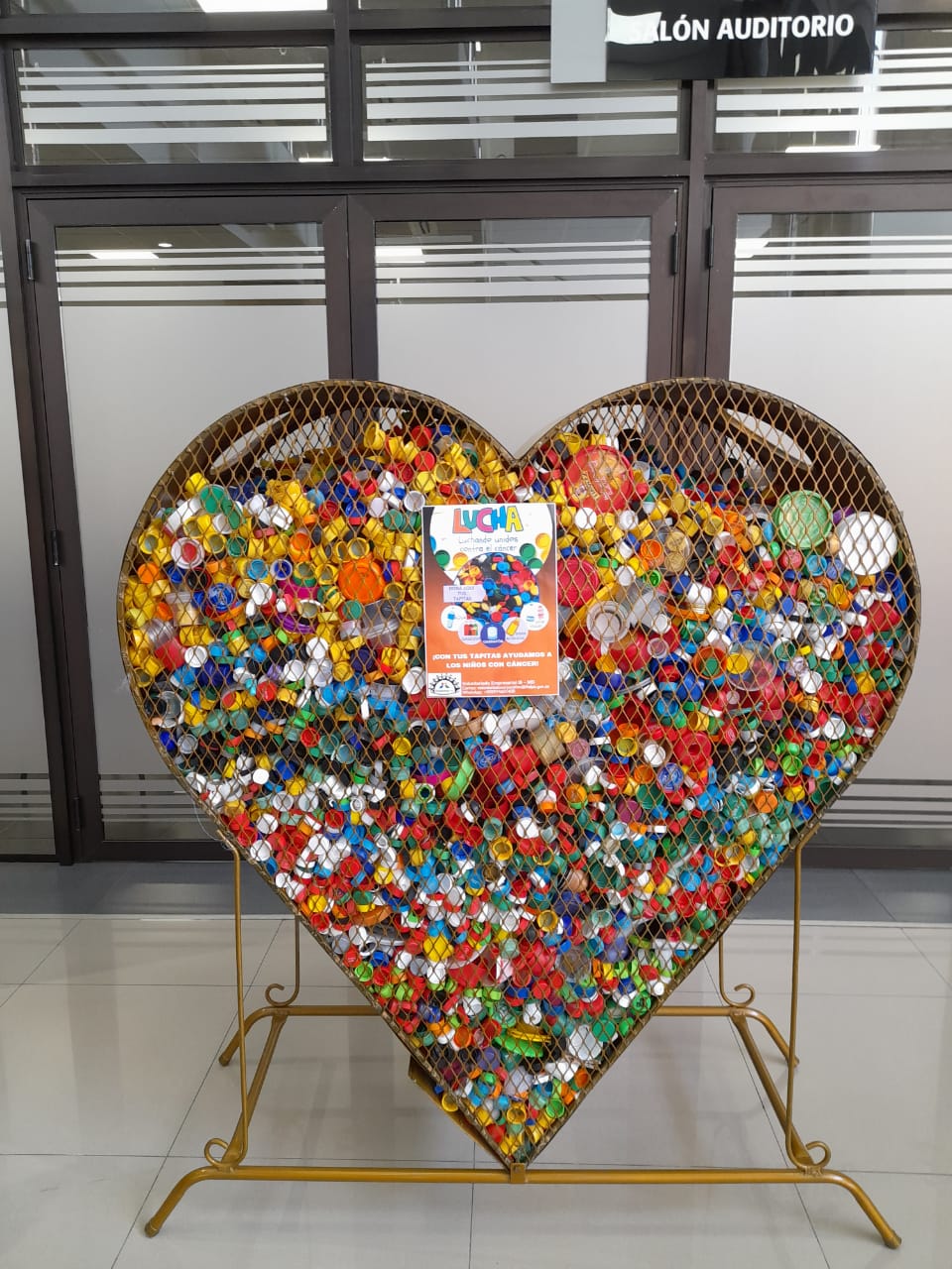 Voluntariado de ITAIPU realizó entrega de tapitas a la organización LUCHA en apoyo a niños con cáncer