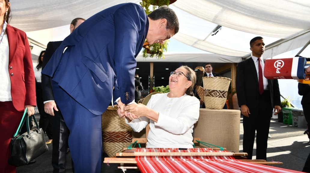 El Poncho Para’í de 60 Listas cautiva a delegados internacionales en la sesión de la UNESCO en ITAIPU