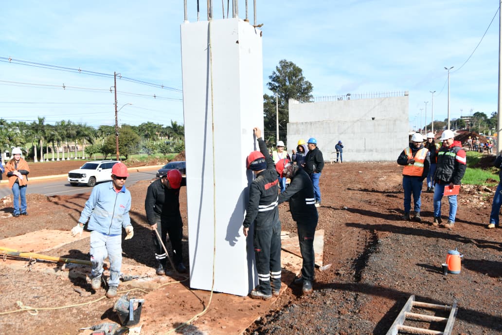 Instalan pilas prefabricadas que soportarán estructura del viaducto del Km 10 de CDE, que financia ITAIPU