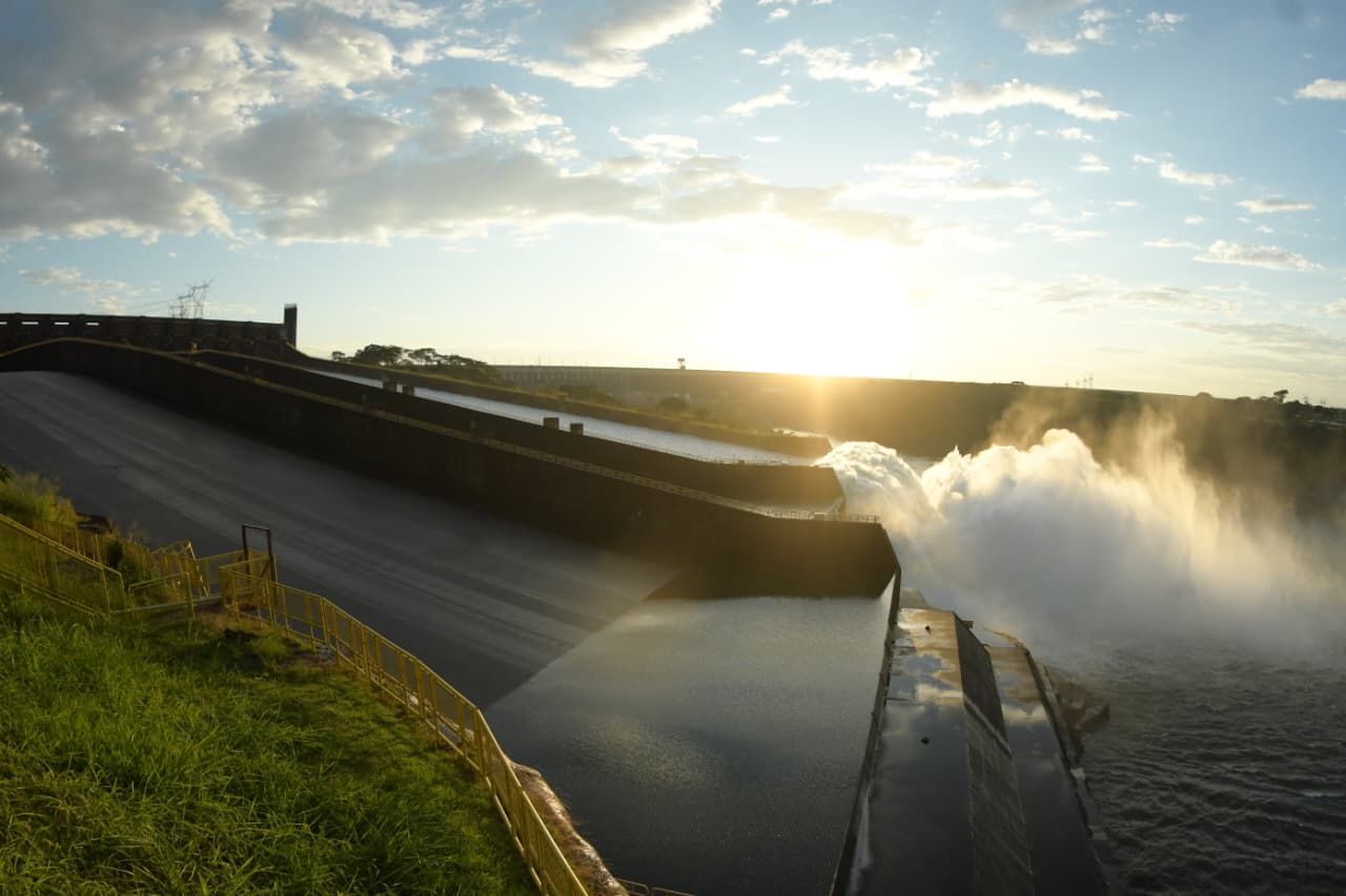 ITAIPU abre compuerta del vertedero desde este domingo 28