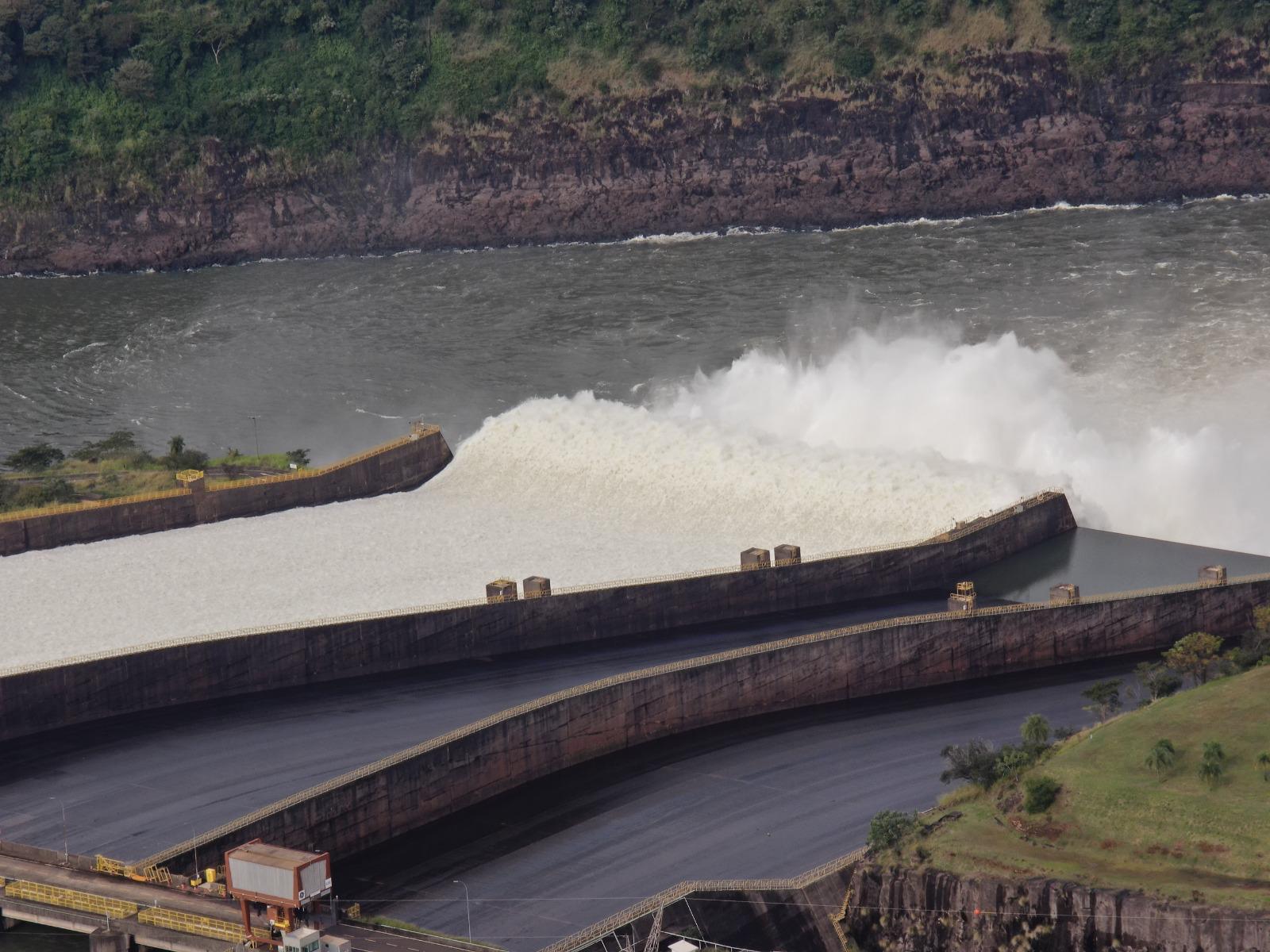 Compuertas del vertedero de ITAIPU seguirán abiertas para control del nivel del embalse
