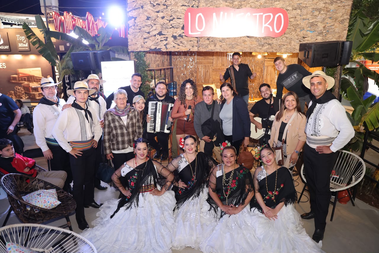 La Noche del Purahéi llenó de música y tradición el stand de ITAIPU en la Expo 2026