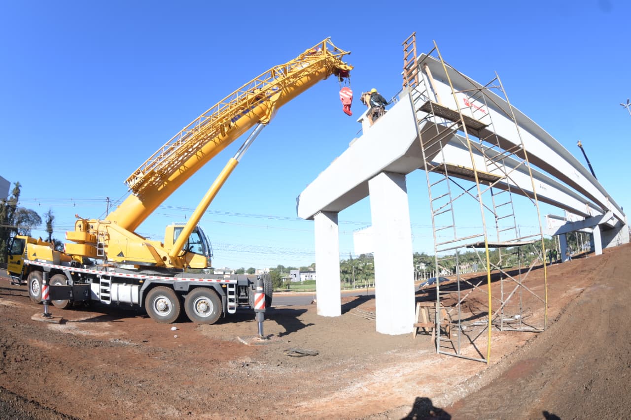 Se inicia el montaje de vigas para la superestructura del viaducto del km 10 de CDE que financia ITAIPU