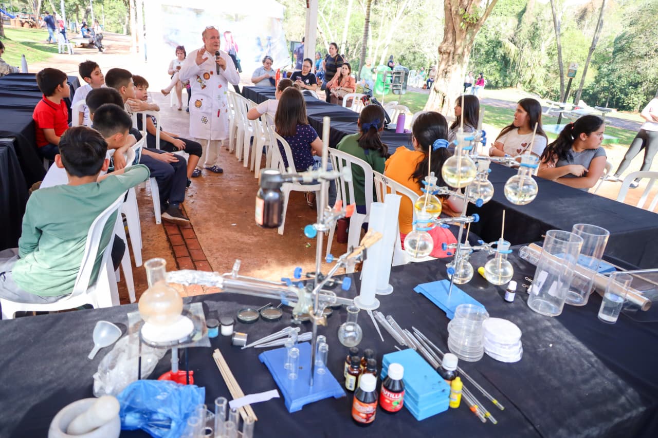 Niños exploran la ciencia en los talleres gratuitos de ITAIPU durante las vacaciones de invierno