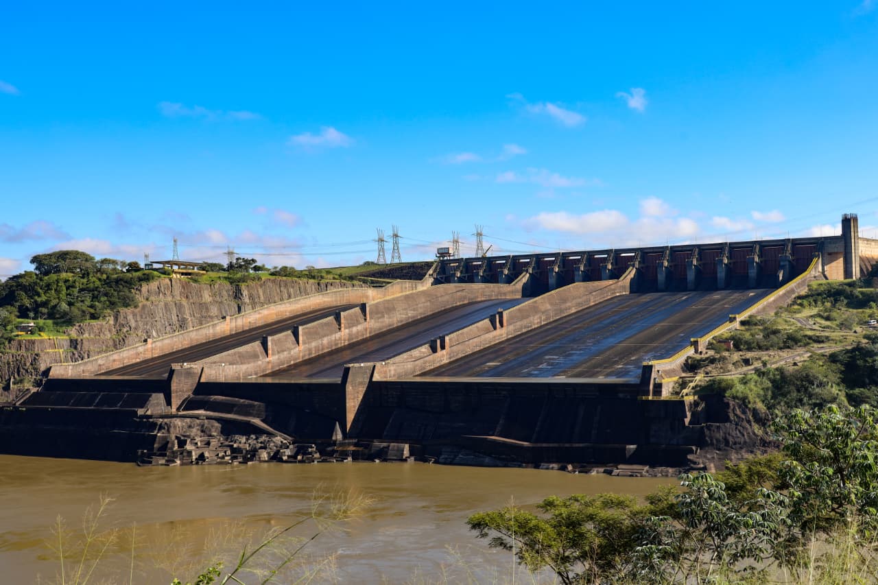 Vertedero de ITAIPU cerró sus compuertas tras cumplirse una semana de operación