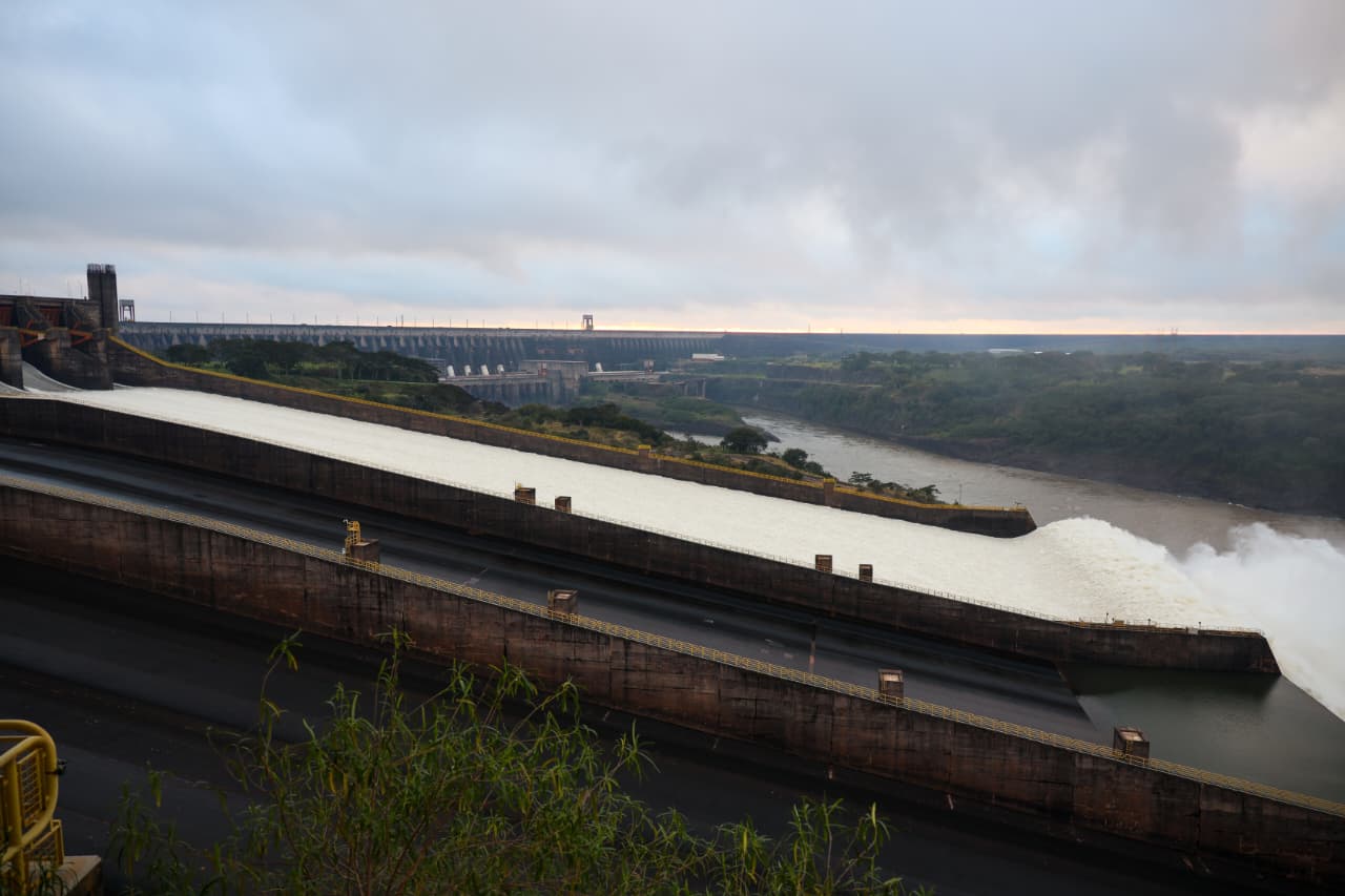 ITAIPU abre nuevamente las compuertas del vertedero este domingo 12