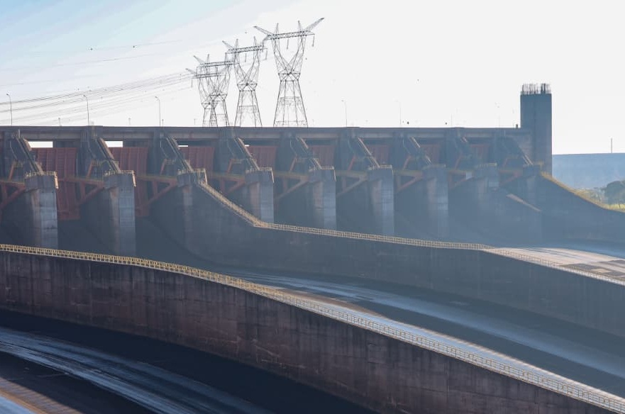 Vertedero de ITAIPU cerró sus compuertas tras normalizarse el nivel del embalse