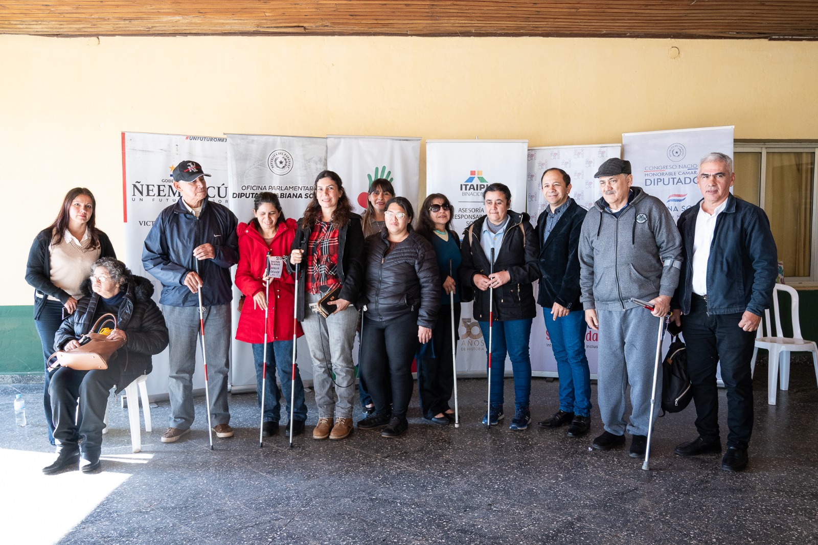 ITAIPU y Fundación Solidaridad entregan sillas de ruedas y ayudas técnicas a familias de Ñeembucú