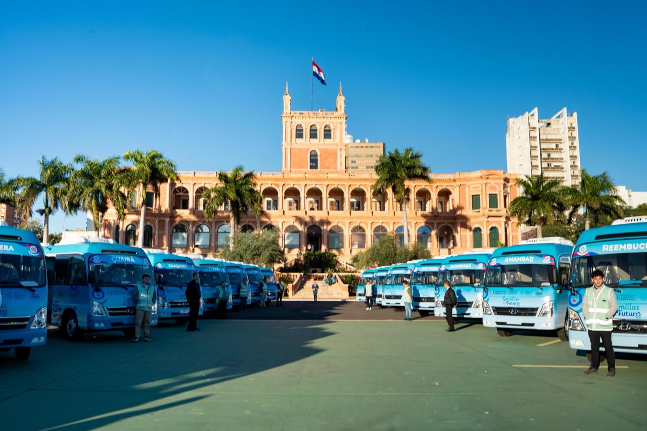 Gobierno del Paraguay entregó los primeros bibliobuses de Semillas del Futuro con apoyo de ITAIPU
