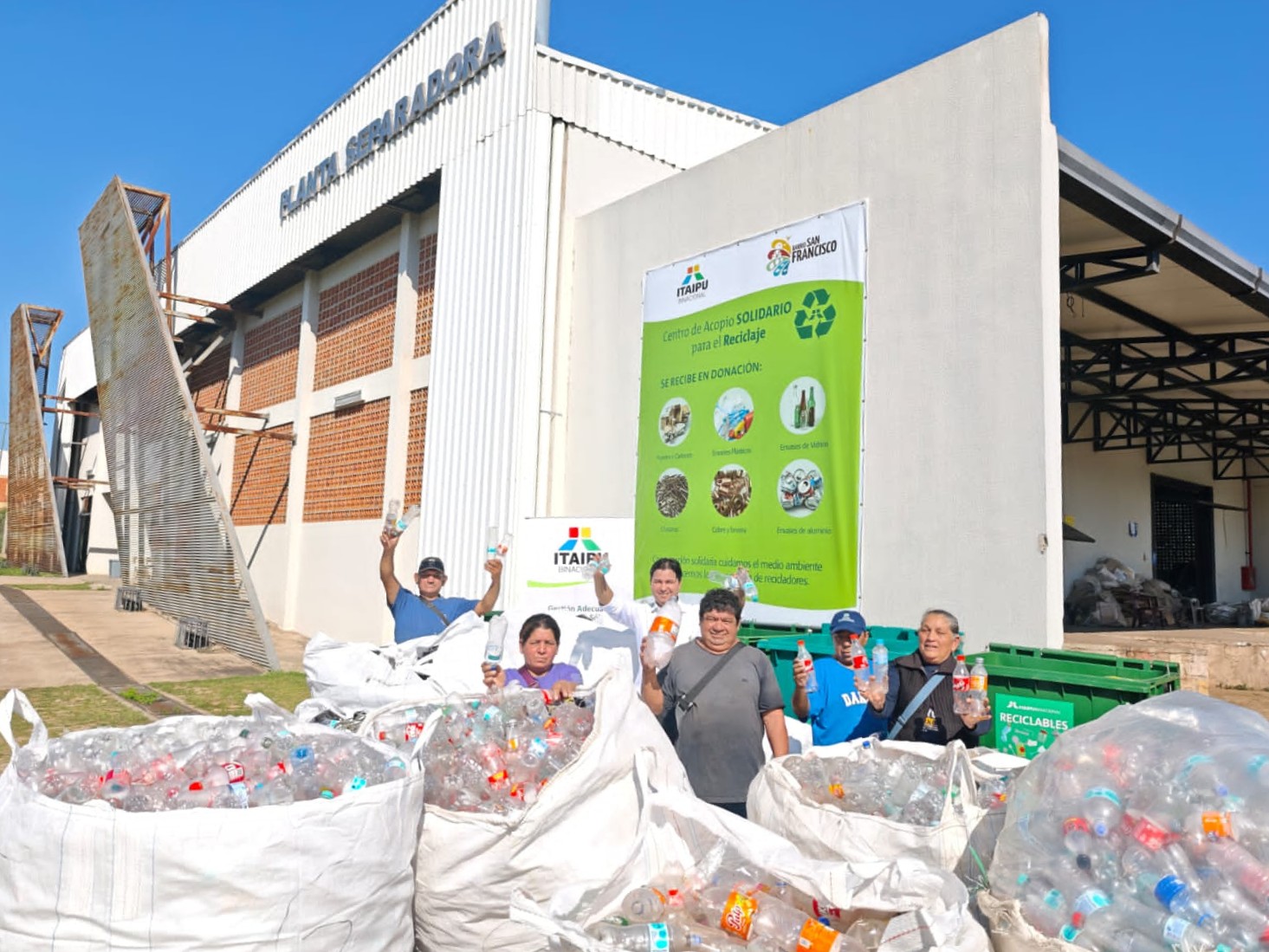 ITAIPU entregó más de 20.700 botellas plásticas de Ecocanje a recicladores del barrio San Francisco