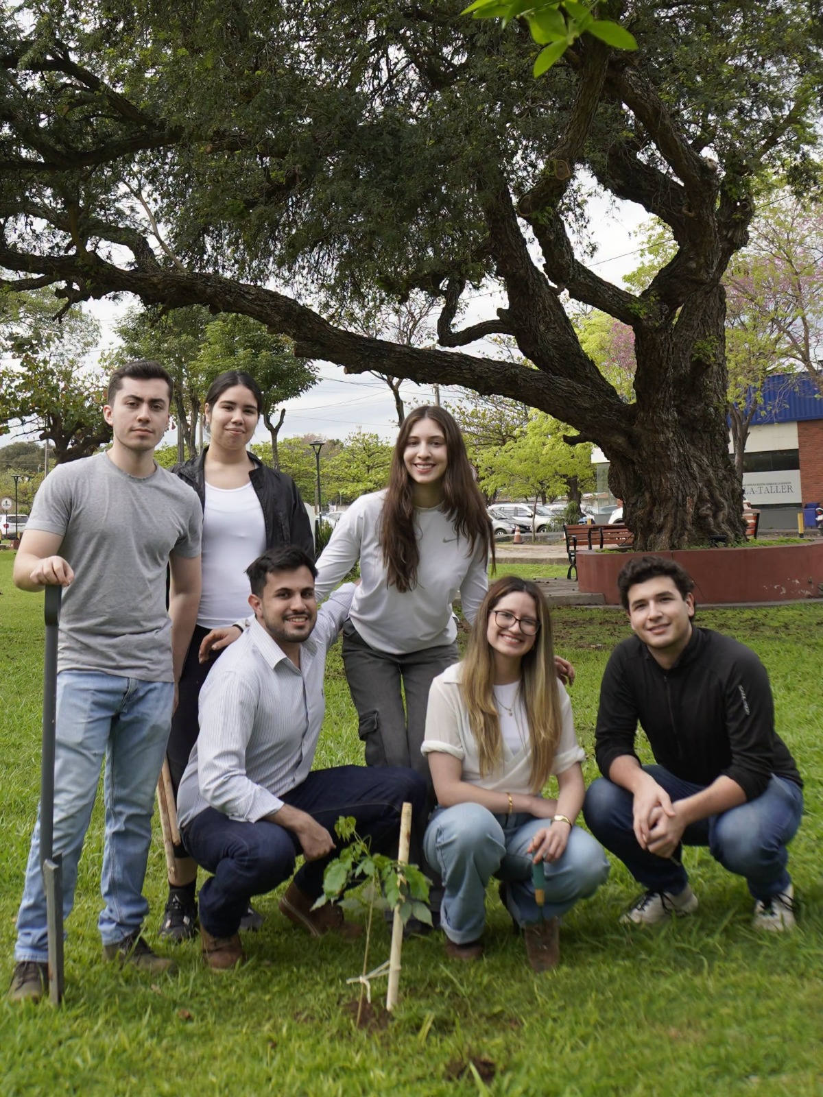 Binacional acompañó a estudiantes de la Universidad Católica en jornada de reforestación