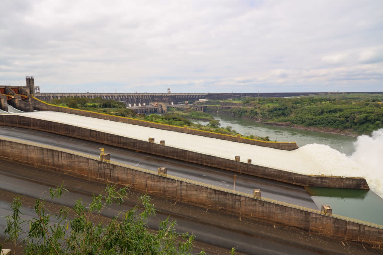 ITAIPU abre nuevamente de manera temporal su vertedero para regular el nivel del embalse