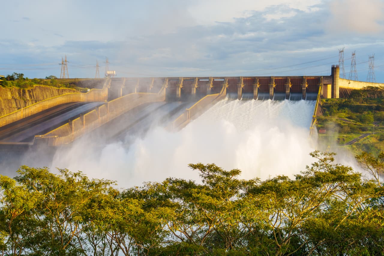 ITAIPU abrió las compuertas del vertedero este domingo 13