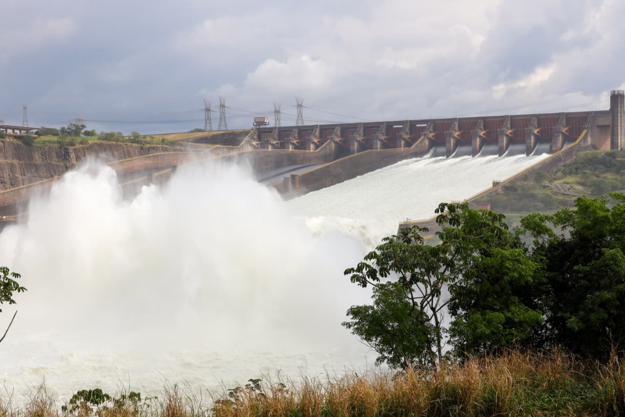 El vertedero de ITAIPU permanecerá abierto esta semana, según las previsiones hidrológicas