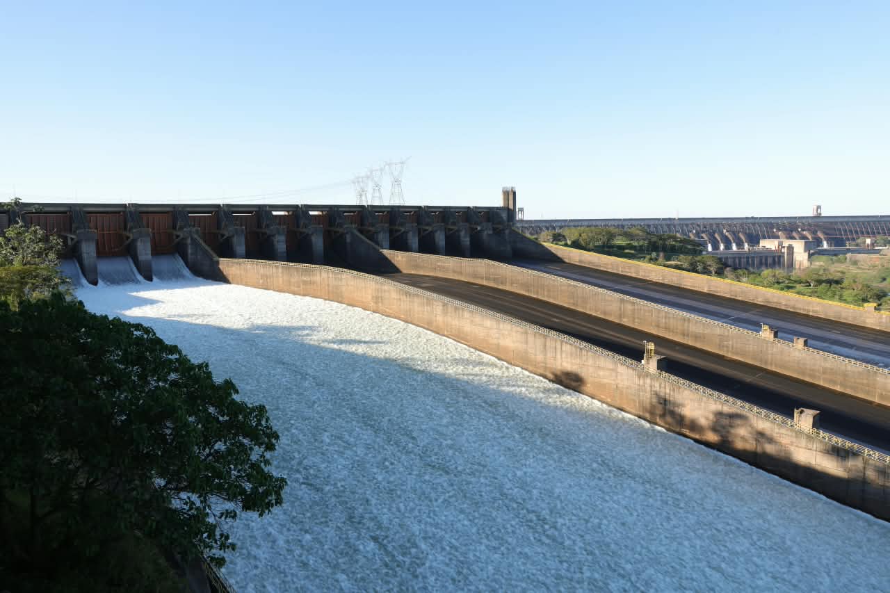 El vertedero de ITAIPU seguirá abierto según las previsiones hidrológicas y de operación
