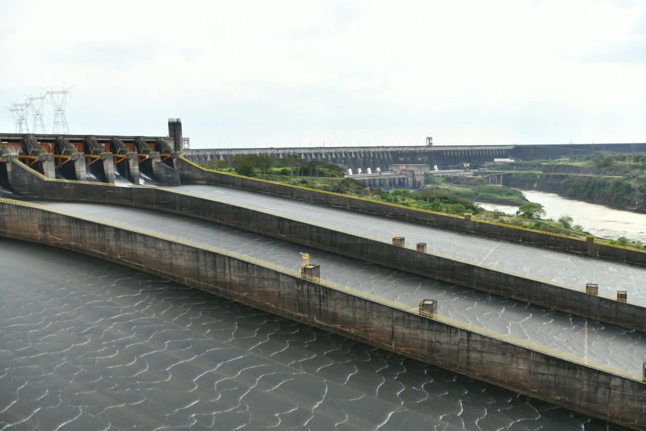 ITAIPU cerró las compuertas del vertedero y según previsiones volvería a abrir el fin de semana