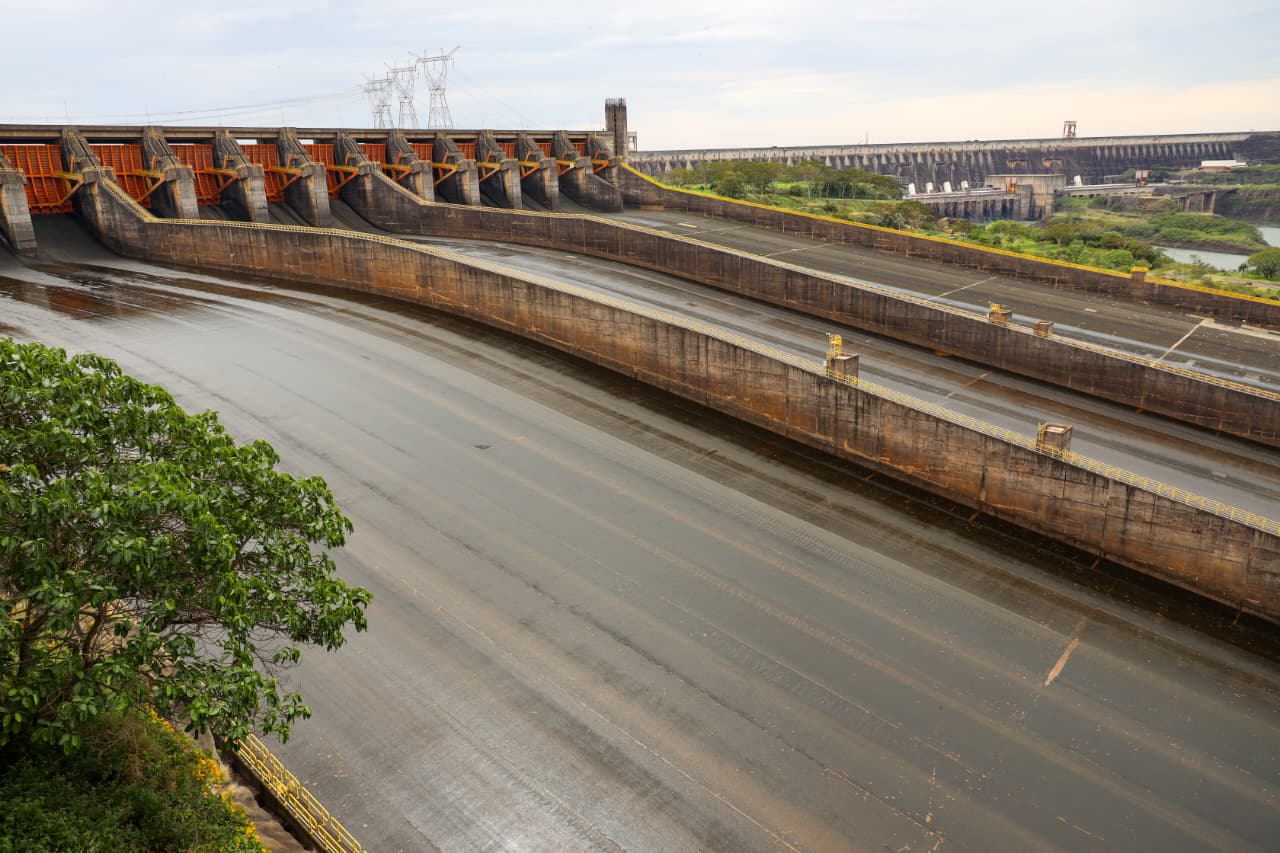 Vertedero de ITAIPU ya no estará abierto de forma continua debido a la disminución gradual del caudal