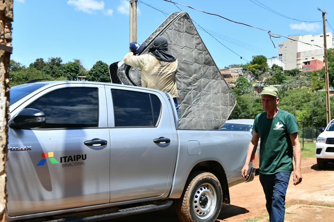 ITAIPU inicia asistencia a familias del barrio San Rafael ante inminente crecida del río Paraná