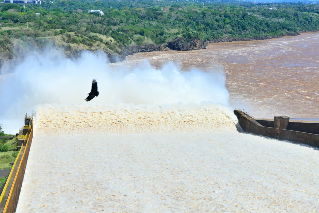 ITAIPU reabrió su vertedero tras ajustar sus descargas para el control de la crecida